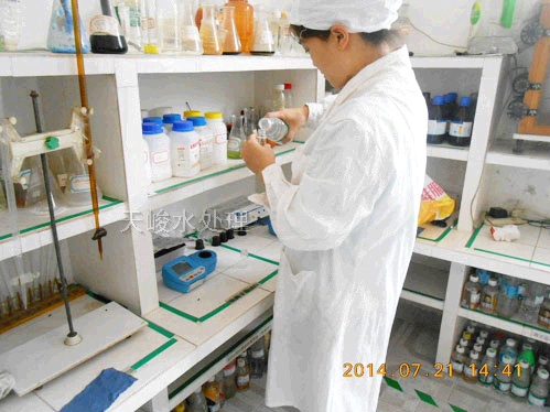 化驗(yàn)員正在做總銅化驗(yàn)