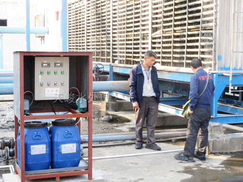 技術(shù)人員正在檢查全自動加藥裝置